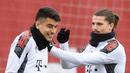 Gelandang Bayern Munchen, Marcel Sabitzer (kanan) bercanda dengan rekan setimnya Marc Roca selama sesi latihan di Munich, Jerman, Selasa (5/4/2022). Munchen akan bertanding melawan Villarreal pada leg pertama perempat final Liga Champions. (AFP/Christof Stache)