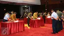 PPK Satker Mabes TNI melakukan penandatanganan kontrak pengadaan barang dan jasa secara kolektif di Mabes TNI Cilangkap, Jakarta, Jumat (29/1/2016). Sebanyak 389 kontrak ditandatangani dengan nilai Rp 5,954 triliun. (Liputan6.com/Helmi Fithriansyah)