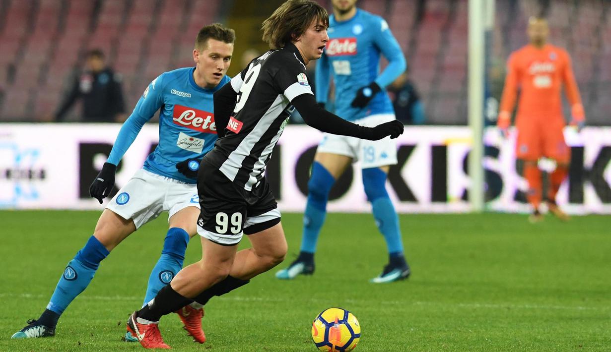 Pemain Udinese, Andrija Balic (kanan) berusaha mengecoh pemain Napoli, Piotr Zielinski pada laga Coppa Italia di San Paolo stadium, Naples, (19/12/2017). Napoli menang 1-0.  (Ciro Fusco/ANSA via AP)