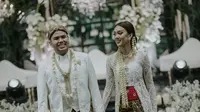 Tora Sudiro menjalankan tugas menikahkan putrinya, Nabila Sudiro dengan Muhammad Ivan Lubis. Ia lega prosesi pernikahan berlangsung khidmat dan lancar. (Foto: Inspirasa dari Instagram @t_orasudi_ro)