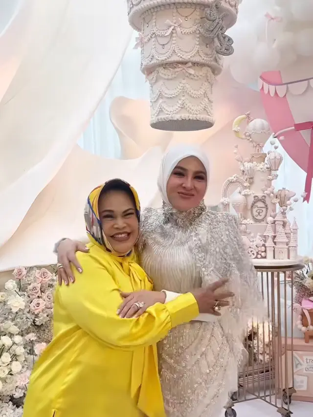 Gaya Publik Figur Hadir di Ulang Tahun Syahrini ke-4