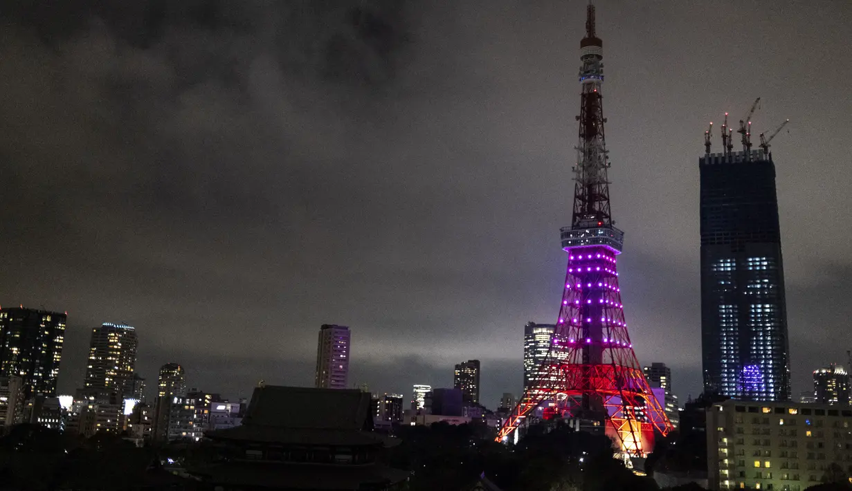 Menara Tokyo terlihat sebagian menyala sebagai tindakan penghematan energi di Tokyo, Selasa (22/3/2022). Pemerintah Jepang memperingatkan potensi pemadaman karena kekurangan pasokan listrik akibat tutupnya beberapa pembangkit setelah gempa bumi besar pekan lalu. (Charly TRIBALLEAU/AFP)