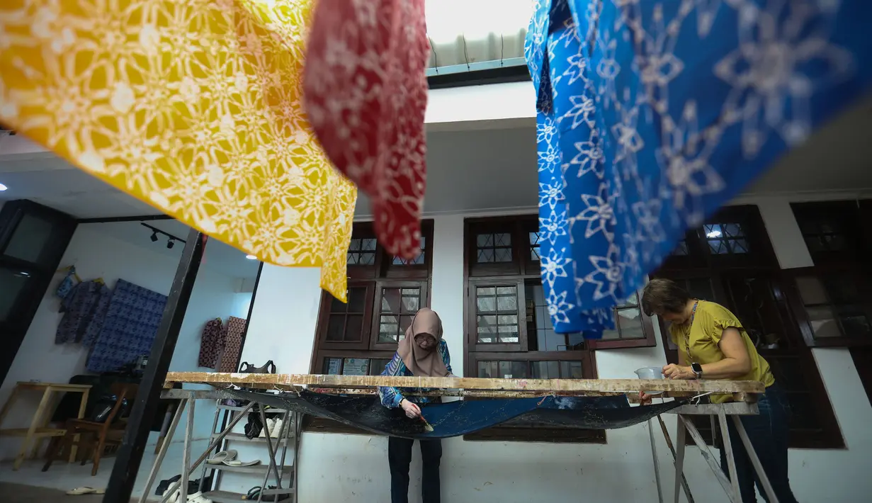 Selain itu, Rumah Batik Palbatu juga berfungsi sebagai sanggar untuk belajar membatik dengan motif-motif unik. (Kapanlagi.com/Budy Santoso)