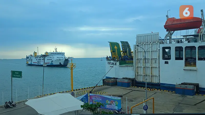 Kapal Ferry di Pelabuhan Merak, Kota Cilegon, Banten. (Selasa, 02/01/2023). (Yandhi Deslatama/Liputan6.com).