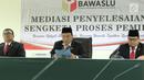 Ketua Bawaslu Abhan (tengah) saat memimpin sidang gugatan Partai Garuda dan Partai Berkarya di Jakarta, Sabtu (23/12). Bawaslu menganulir berita acara KPU yang menyatakan Partai Berkarya tidak memenuhi persyaratan administrasi. (Liputan6.com/Angga Yuniar)