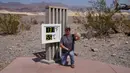 Matt Untz berswafoto dengan termometer di Pos Pusat Pengunjung Furnace Creek, Taman Nasional Death Valley, California, AS, Senin (17/8/2020). Temperatur udara tertinggi di Dunia -- 54,4 derajat Celcius -- tercatat di Taman Nasional Death Valley pada Minggu 16 Agustus. (AP Photo/John Locher)