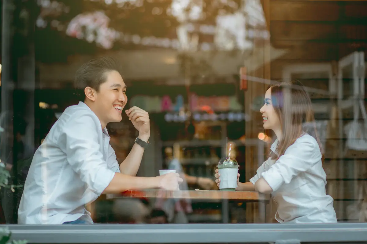 pasangan dan perempuan dengan setia