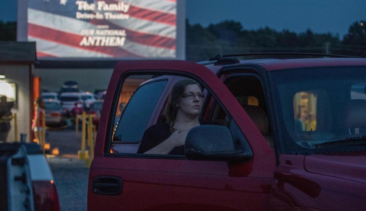 Para penonton menikmati film drive-in di layar besar dari dalam mobil di Union Market, Washington, 3 Agustus 2018. Kepopuleran teater-teater luar ruangan dengan layar raksasa ini mencapai puncaknya pada akhir 1950-an. (AFP PHOTO / Nicholas Kamm)