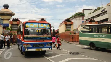 Metromini jurusan Blok M-Ragunan keluar dari Terminal Blok M Jakarta, Senin (21/12/2015). Meski diwarnai isu pemogokan namun sebagian pengemudi metromini memilih tetap beroperasi. (Liputan6.com/Helmi Fithriansyah)