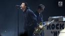 Mantan vokalis Oasis Liam Gallagher hibur penggemarnya saat membawakan lagu dalam konser musik Liam Gallagher of OASIS - World Tour 2018 di Ecovention Hall Ancol, Jakarta, Minggu (14/1). (Liputan6.com/Johan Tallo)