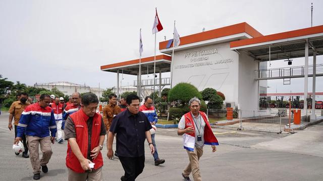 Menteri BUMN Erick Thohir langsung mengecek kondisi di Depo Pertamina Plumpang si Jakarta Utara, Sabtu (4/3/2023).
