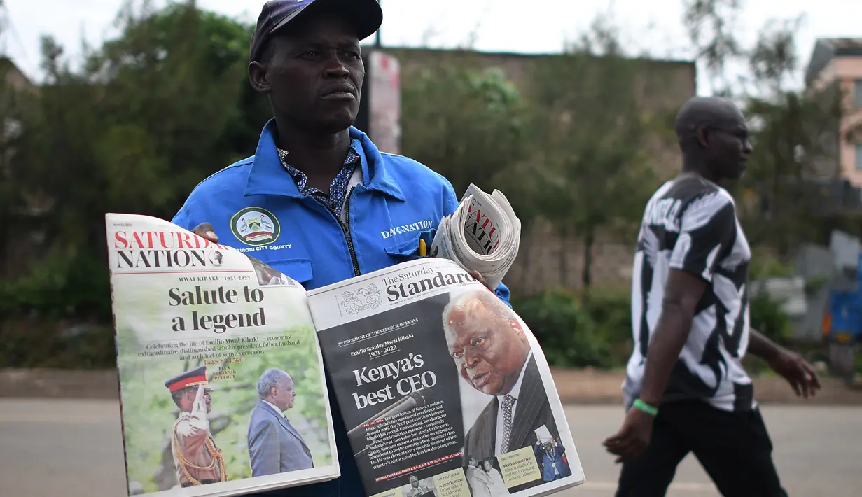 <p>Seorang penjual menjajakan koran lokal dengan penghormatan untuk mantan presiden Kenya Mwai Kibaki, di Nairobi, pada 23 April 2022. Mantan Presiden Kenya, Mwai Kibaki, yang pernah memimpin negara Afrika Timur itu selama lebih dari satu dekade, dikabarkan meninggal dunia pada Jumat (22/4) di usia 90 tahun. (Simon MAINA / AFP)</p>