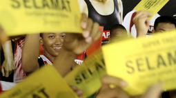Para peserta menunjukkan tiket lolos grand final yang diraihnya di audisi kota yang terakhir diselenggarakan di Kudus. Kamis (3/9/2015). (Bola.com/Arief Bagus)