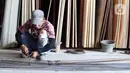 Pekerja merapikan besi di toko bangunan Cahaya Makmur, Depok, Jawa Barat, Kamis (15/9/2022). Harga bahan bangunan mengalami kenaikan terkait kenaikan harga bahan bakar minyak (BBM) bersubsidi. (Liputan6.com/Herman Zakharia)