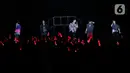 Kelompok penyanyi pria asal Korea Selatan, iKON saat tampil di panggung JISPHORIA yang digelar di Jakarta International Stadium (JIS), Sabtu (1/10/2022). Sebelum tampil personil iKON diantaranya Bobby, Jinhwan, Yunhyeong, Donghyuk, Junhoe dan Chanwoo mengaku sempat grogi untuk bertemu para penggemarnya di Indonesia. (Liputan6.com/Helmi Fithriansyah)