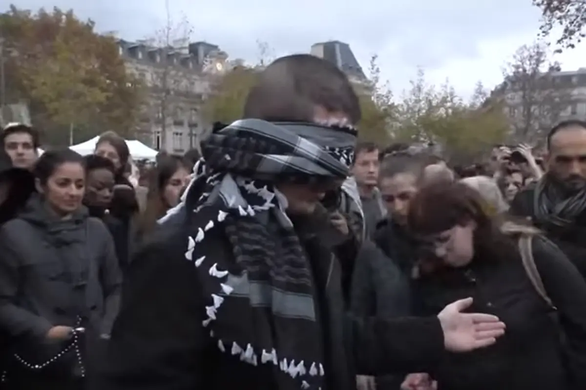Terkait Bom Paris, Laki-laki Muslim Kirimkan Pesan Penuh Makna