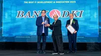 Direktur Utama Bank DKI, Fidri Arnaldy (kiri) menerima penghargaan sebagai The Best CEO for Corporate Digital Transformation of The Year 2023 pada acara anugerah Digitech Award 2023 di Jakarta. (Liputan6.com/HO)