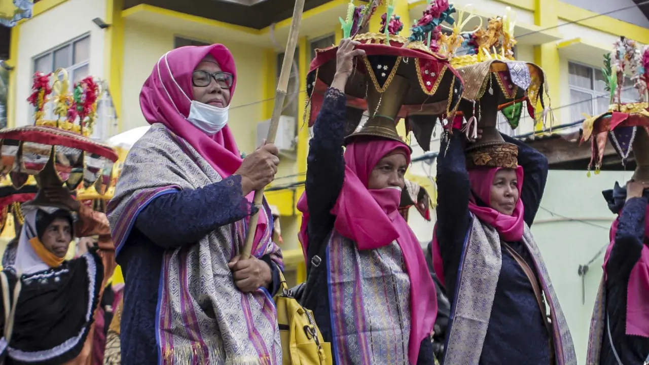 Prosesi Balimau di Sumatera Barat menyambut datangnya Ramadan. (Photo by Yuka Fainka/Xinhua)