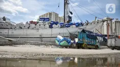 Aktivitas pekerja saat bongkar muat kapal di Pelabuhan Sunda Kelapa, Jakarta, Senin (29/11/2021). Kementerian Perdagangan mencatat nilai neraca perdagangan Indonesia mengalami surplus tertinggi sepanjang sejarah yaitu sebesar 30,81 miliar USD pada Januari-Oktober 2021. (merdeka.com/Iqbal S. Nugroho)