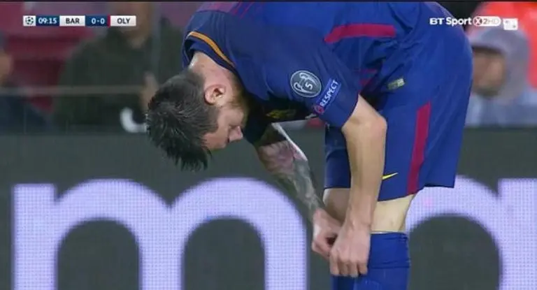 Lionel Messi mengambil tablet glukosa di tengah laga Barcelona vs Olympiakos. (Daily Mail).