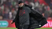 Ekspresi bahagia pelatih Liverpool saat menjuarai Carabao Cup 2023/2024 di Stadion Wembley, Inggris, Minggu (25/02/2024). The Reds menang atas Chelsea dengan skor 1-0 melalui gol Virgil Van Dijk pada menit ke-118. (AFP/Glyn Kirk)