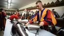 Seorang Pasukan Pengawal Swiss menyiapkan baju besinya untuk menghadiri upacara tahunan di Kota Vatikan (6/5). Oleh Vatikan, Swiss Guard ditugaskan mengawal Paus (kepala negara) dan pembantu-pembantunya yang setingkat menteri. (AFP/Filippo Monteforte)