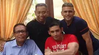 Cristian Gonzales menyambangi kediaman Tukul Arwana yang sedang berduka untuk menyampaikan duka cita. (Bola.com/Iwan Setiawan)