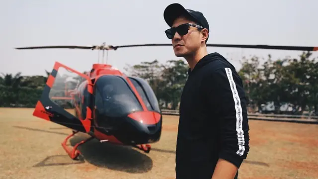 Artis Ini Pilih Jalan-Jalan Naik Helikopter