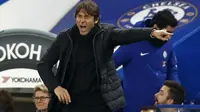 Ekspresi pelatih Chelsea, Antonio Conte saat memberikan arahan kepada timnya saat melawan Arsenal pada laga leg pertama semifinal Piala Liga Inggris di Stamford Bridge, London, (10/01/2018). Chelsea bermain imbang 0-0 lawan Arsenal. (AFP/Adrian Dennis)