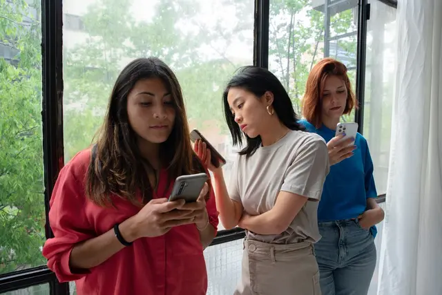 1. Sering membuat unggahan penuh kode dan sindiran