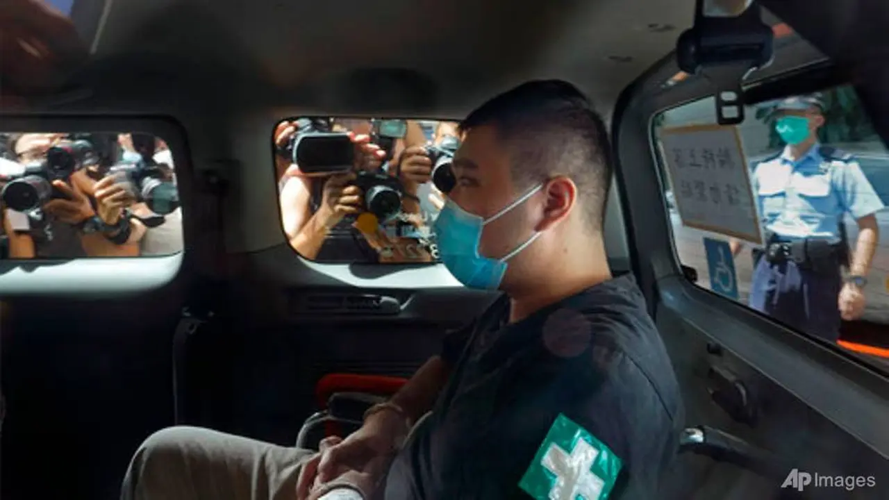 Tong Ying-kit tiba di pengadilan dengan mobil polisi di Hong Kong. (AP Photo/Vincent Yu, File)