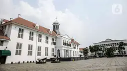 Suasana area Museum Fatahillah yang sepi di kawasan wisata Kota Tua, Jakarta, Sabtu (15/5/2021). Pemerintah Provinsi DKI Jakarta menutup kawasan wisata Kota Tua hingga 16 Mei 2021. (Liputan6.com/Faizal Fanani)