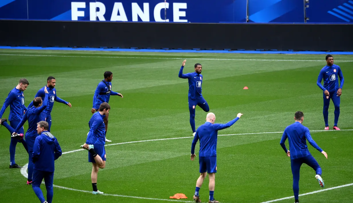 Ronald Koeman diprediksi bakal mengubah susunan bahkan strategi bermain sesuai dengan ciri khas TImnas Belanda. (AFP/Franck Fife)