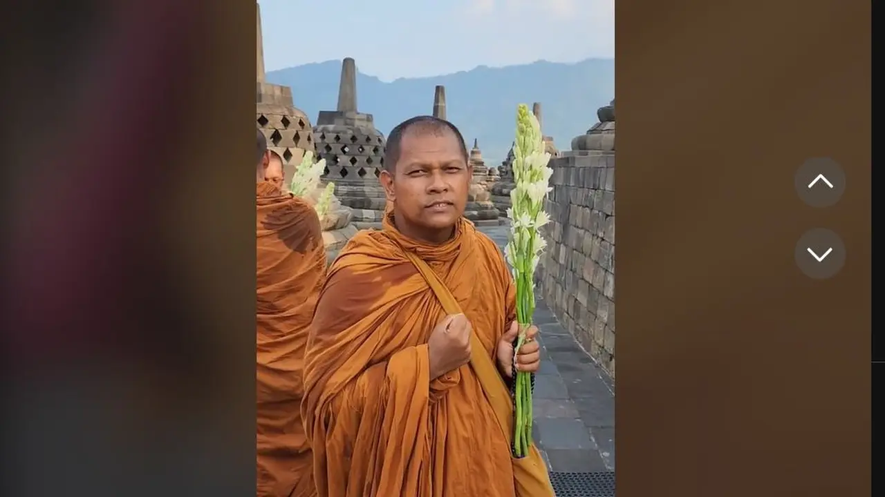 Selama beberapa bulan berjalan kaki dari Thailand, para biksu Thudong ini merasakan kepanasan sampai kehujanan, akhirnya tiba di Candi Borobudur di Magelang, Jawa Tengah.