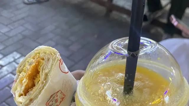 Anda Parotta dan jus mangga dicampur lemon. [Anisha/Fimela]