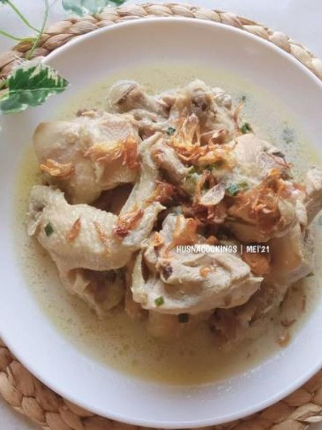 Sepiring opor ayam dengan taburan bawang merah goreng