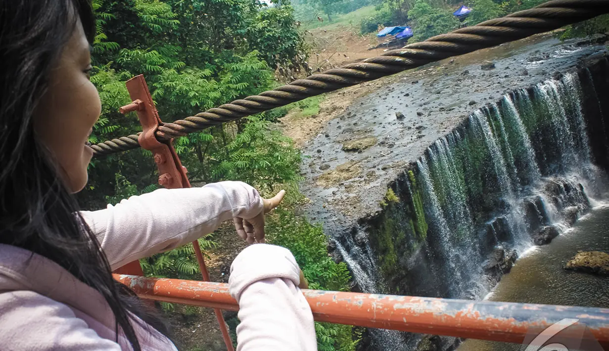 Wisatawan melihat keindahan dari Air Terjun Temam yang terletak di Kelurahan Rahma, Sumatera Selatan, Jumat (10/10/2014) (Liputan6.com/Faizal Fanani)