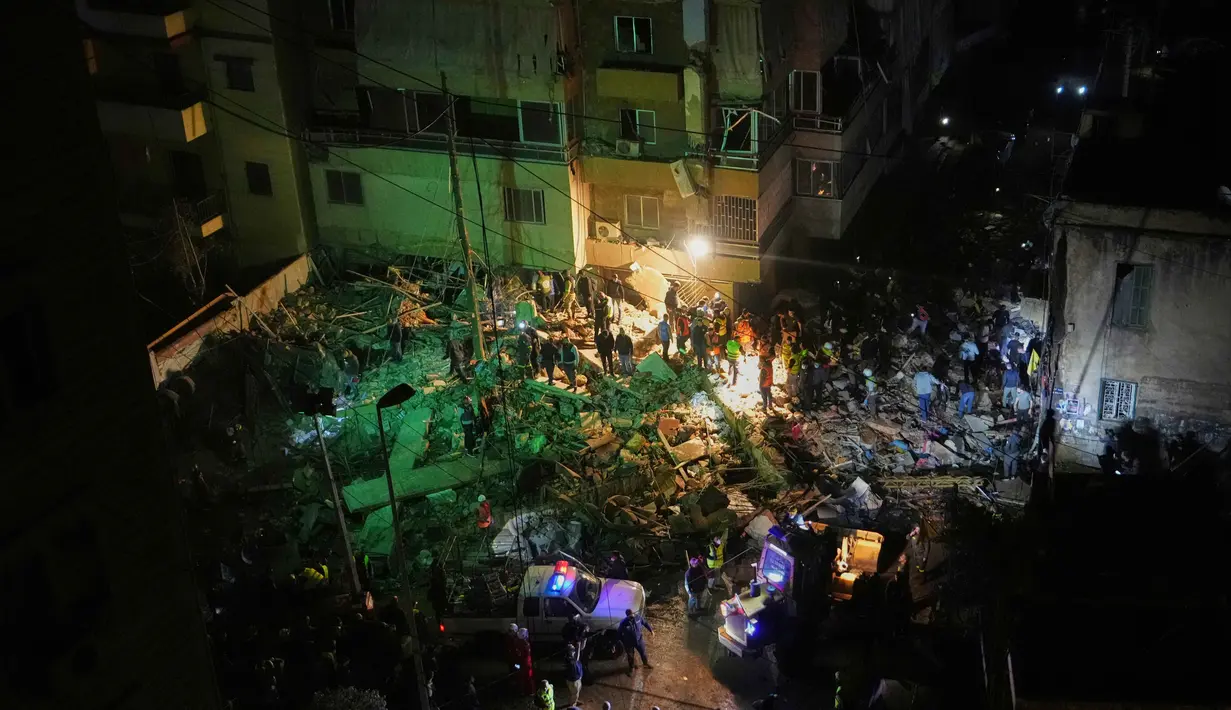 Serangan Israel terjadi, pada Rabu (6/5/2026) malam waktu setempat, meski kesepakatan gencatan senjata Israel-Hizbullah sudah dilakukan sejak 17 April 2026. Tampak dalam foto, petugas penyelamat mencari korban selamat di antara memelihara bangunan yang rusak setelah serangan udara Israel di Dahiyeh, pinggiran selatan Beirut, Lebanon, Rabu 6 Mei 2026. (AP Photo/Hassan Ammar