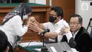 Susi mencium tangan terdakwa Ferdy Sambo sebelum menjadi saksi dalam sidang lanjutan kasus pembunuhan berencana Brigadir Nofriansyah Yosua Hutabarat atau Brigadir J di Pengadilan Negeri Jakarta Selatan, Selasa (8/11/2022). ART keluarga Ferdy Sambo, Susi, kembali menjadi saksi di sidang lanjutan tersebut. (Liputan6.com/Faizal Fanani)
