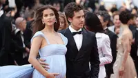 Potret Barbara Palvin - Dylan Sprouse Umumkan Kelahiran Anak Pertama, Mejeng di Depan TV