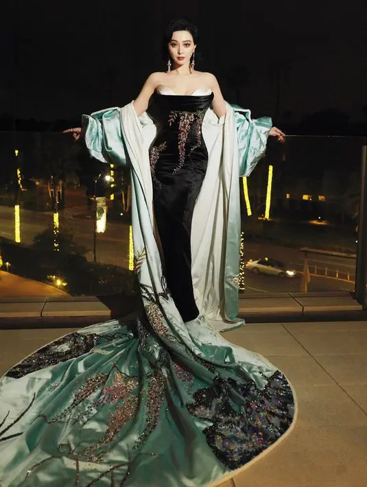 Gaun ketiga untuk malam Oscar dipoles dengan gaya khas Tiongkok. Dengan jubah velvet yang lebar di balik gaun malam strapless hitam. [Foto: @bingbing_fan]