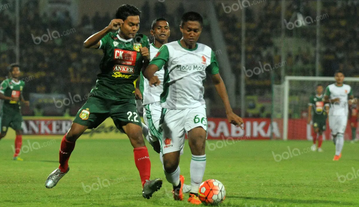Pemain PS TNI, Ganjar Mukti (kanan), berebut bola dengan pemain Bhayangkara Surabaya United, Fandi Eko Utomo, dalam laga Torabika Soccer Championship 2016 di Stadion Gelora Delta, Sidoarjo, Minggu (8/5/2016). (Bola.com/Fahrizal Arnas)