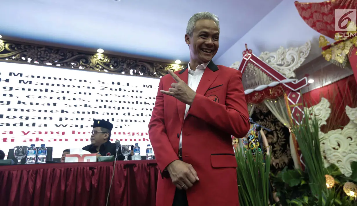 Calon gubernur Jawa Tengah Ganjar Pranowo berpose saat pengumuman cagub-cawagub PDIP di kantor DPP PDIP Lenteng Agung, Jakarta, Minggu (7/1). (Liputan6.com/Faizal Fanani)