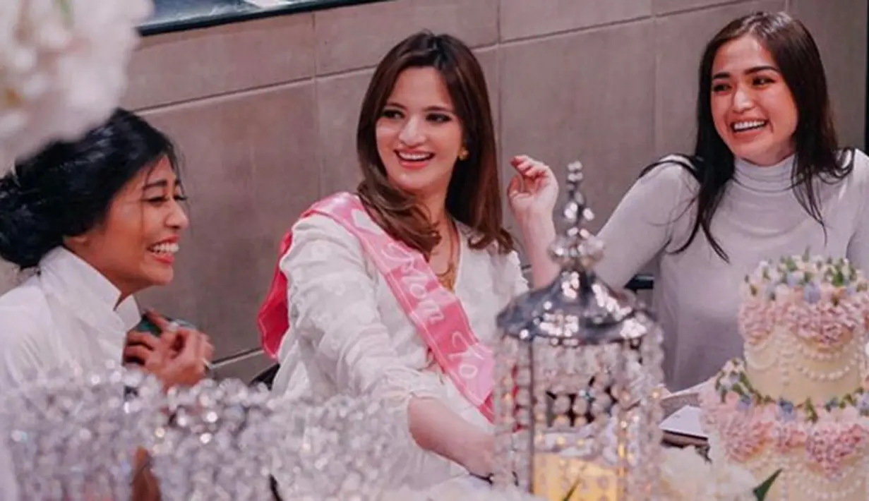 "Ya allah cantiknya alami bngt bngt bikin pk ardi tdk akn mlirik yg lain aamiin yra," tulis dedehkhirania. "Kaya putri di negeri dongeng..cantik bngett," tulis nurhayati.alfiyan. (Instagram/ramadhaniabakrie)