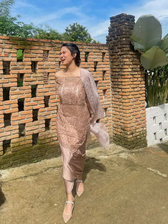 Potret Azizah Salsha Kenakan Batik dan Kebaya, Pancarkan Aura Menawan