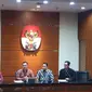 Ketua KPK Firli Bahuri (dua dari kiri) memperkenalkan dua Plt Jubir KPK pengganti Febri Diansyah (kanan), yakni Ipi Maryati dan Ali Fikri. (Liputan6.com/Nanda Perdana Putra)