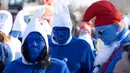 Orang-orang berpakaian dan berdandan serba biru seperti Smurf dalam upaya pemecahan rekor dunia di Lauchringen, Jerman, 16 Februari 2019. Smurf merupakan karakter yang dibuat oleh kartunis Belgia, Pierre Culliford pada 1950. (CONSTANT FORME-BECHERAT/AFP)