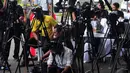 Pihak Bandara Juanda mengimbau awak media untuk tidak masuk ke dalam posko dan mewawancarai keluarga penumpang pesawat AirAsia QZ8501, Surabaya, Senin (29/12/2014). (Liputan6.com/Johan Tallo)