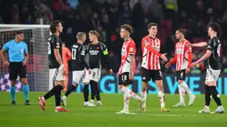 Berstatus tim tamu, Arsenal sukses menghajar PSV Eindhoven dengan skor telak 7-1. (JOHN THYS/AFP)