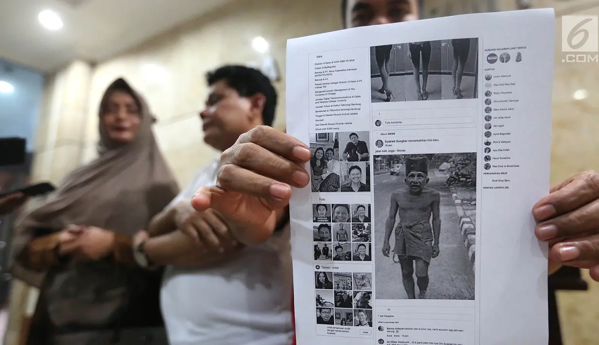 Pengacara menunjukkan meme Amien Rais yang diunggah di akun Facebook Syakieb Sungkar di Gedung Bareskrim Polri Jakarta, Selasa (26/6). Akun itu dilaporkan diduga mengunggah konten berbau penghinaan. (Liputan6.com/Fery Pradolo)